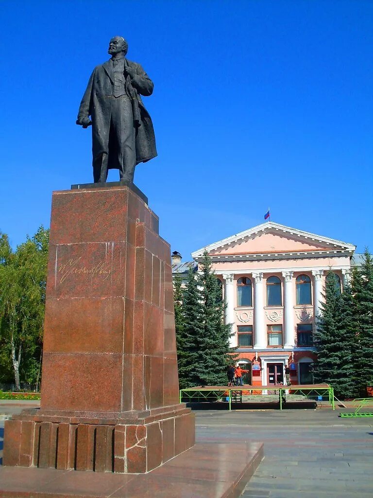 Дядьково брянская область. Город Дятьково площадь Ленина. Памятник Ленину Дятьково. Дятьково Брянская. Дятьково Дятьковский район Брянская область.