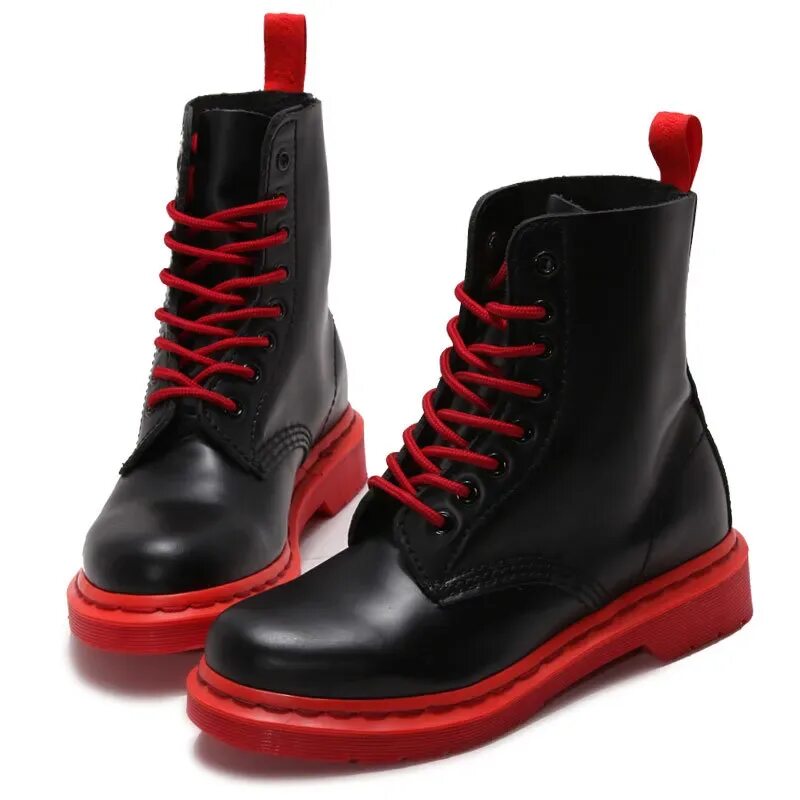 Ботинки с красными шнурками. Черные ботинки с красной подошвой. Ботинки с красной подошвой женские.