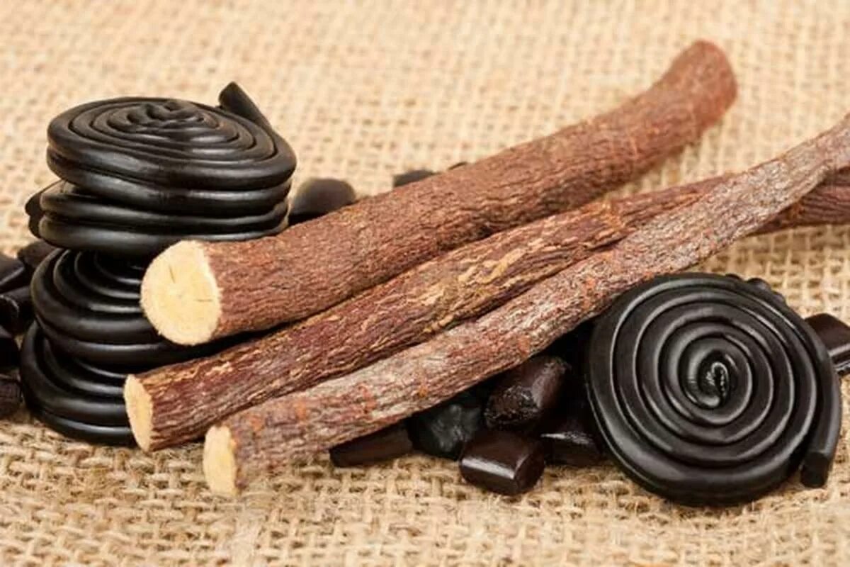 Национальный день лакрицы (National Licorice Day). Лакрица моллюск. Лакричные палочки. Черная лакрица