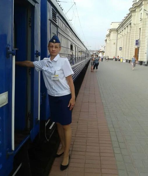 Брест новосибирск. Проводник. Проводница. Укрзализныця проводницы. Проводник ЖД.