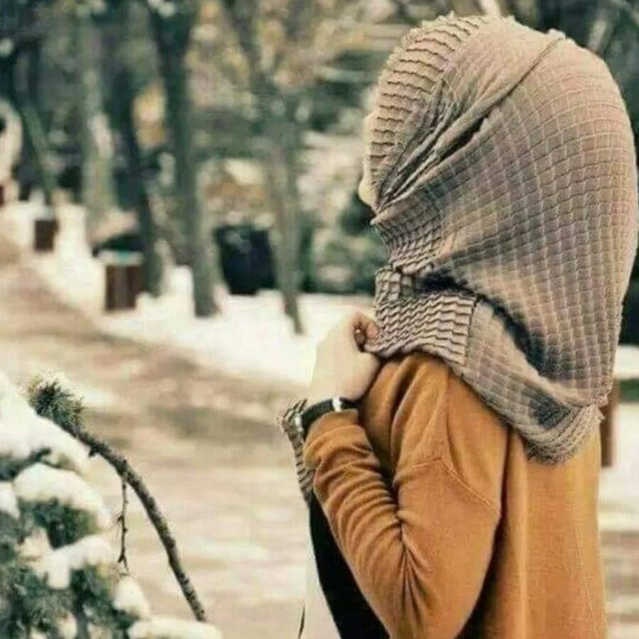 Спиной в платке. Мусульманка в платке. Девушка в хиджабе. Мусульманка зимой. Красивые мусульманки.