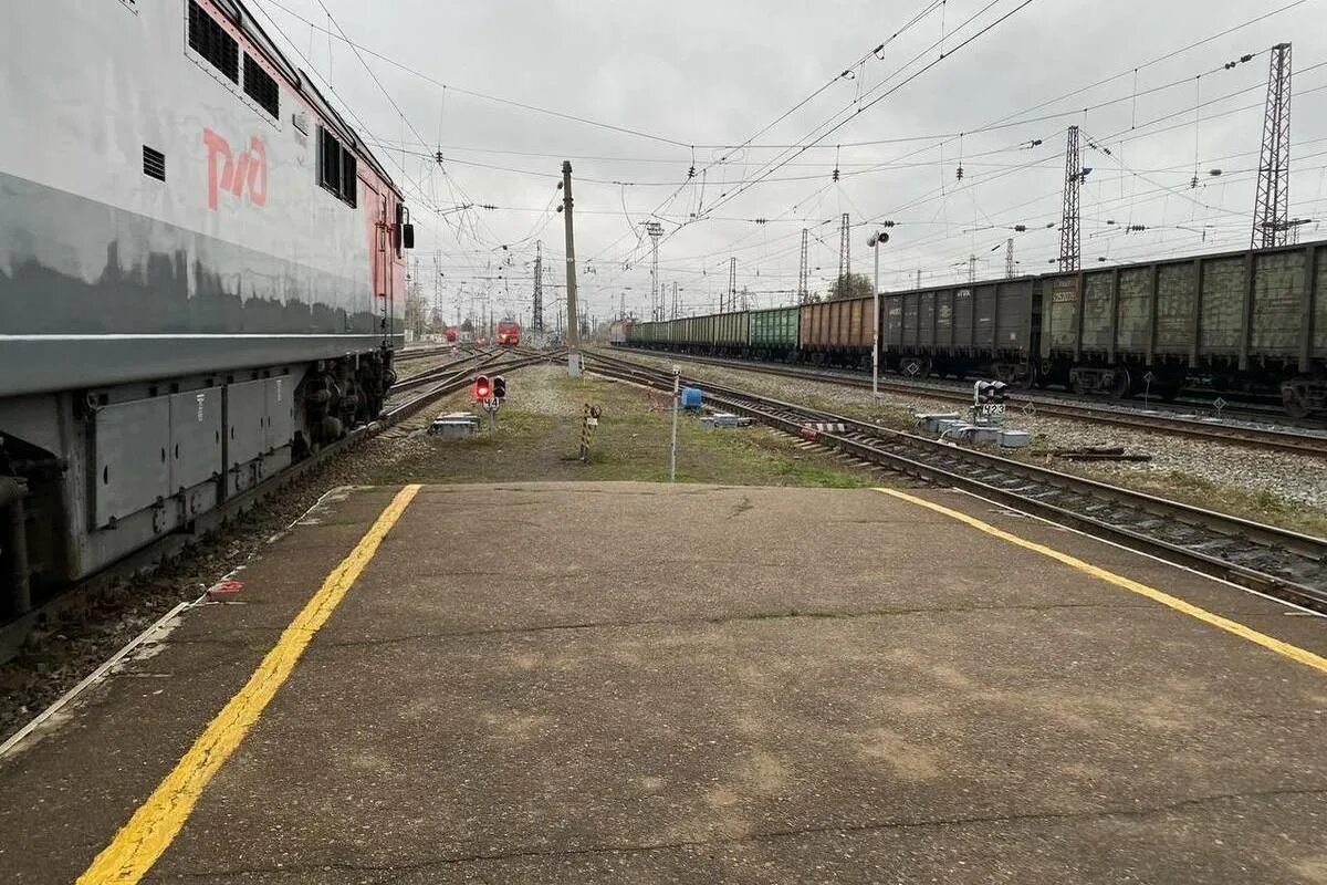 Поезд петербург хвойная. Станция хвойная октябрьская жд. Поезд петербург хвойная. Будогощь тихвин поезд. Чс2т-1051.