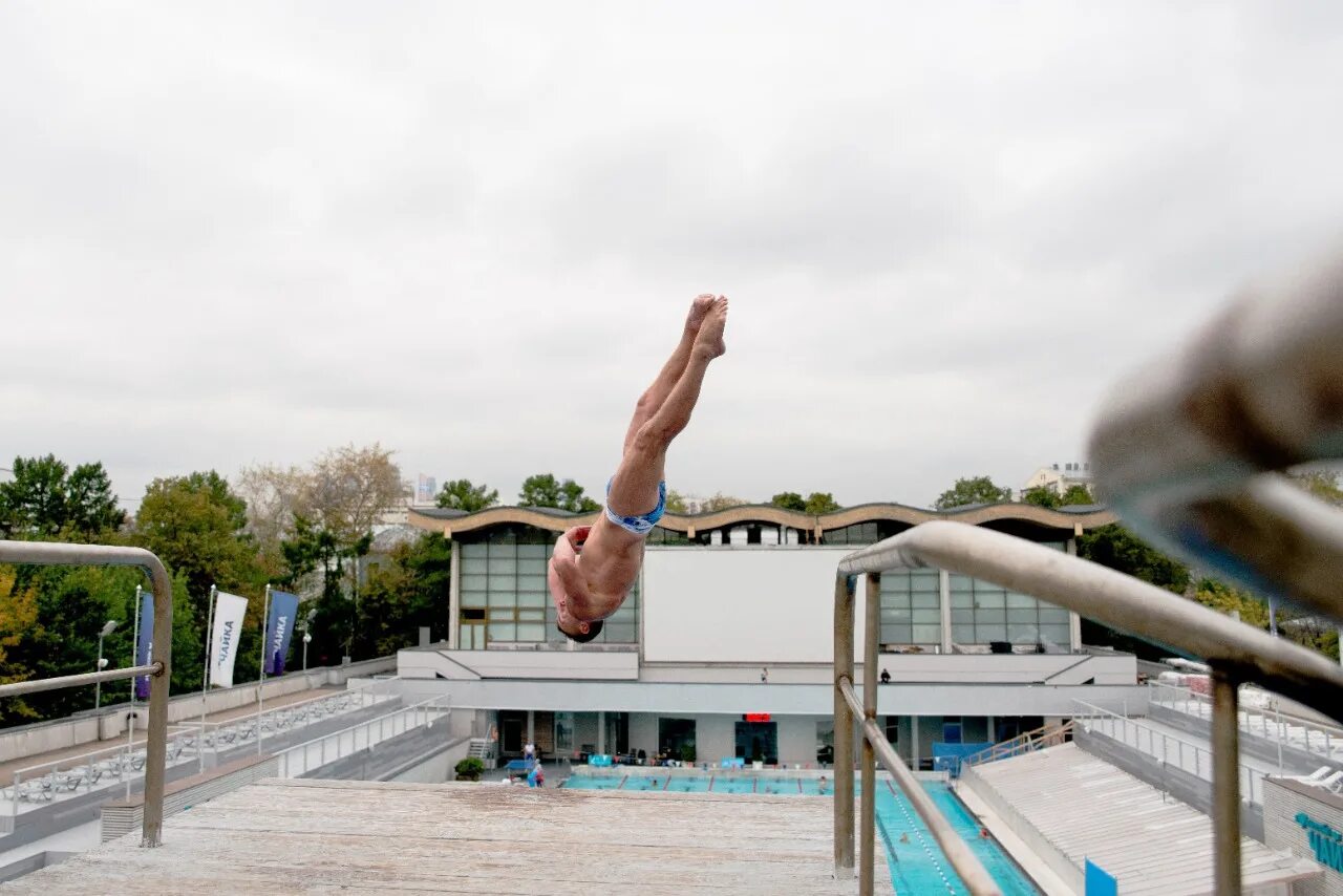 Хайдайверы америка спортсмены. Рианна иффланд клифф-дайвинг. Человек ракушка прыжок в воду. Рианна иффланд клифф-дайвинг. Ред булл клифф дайвинг.