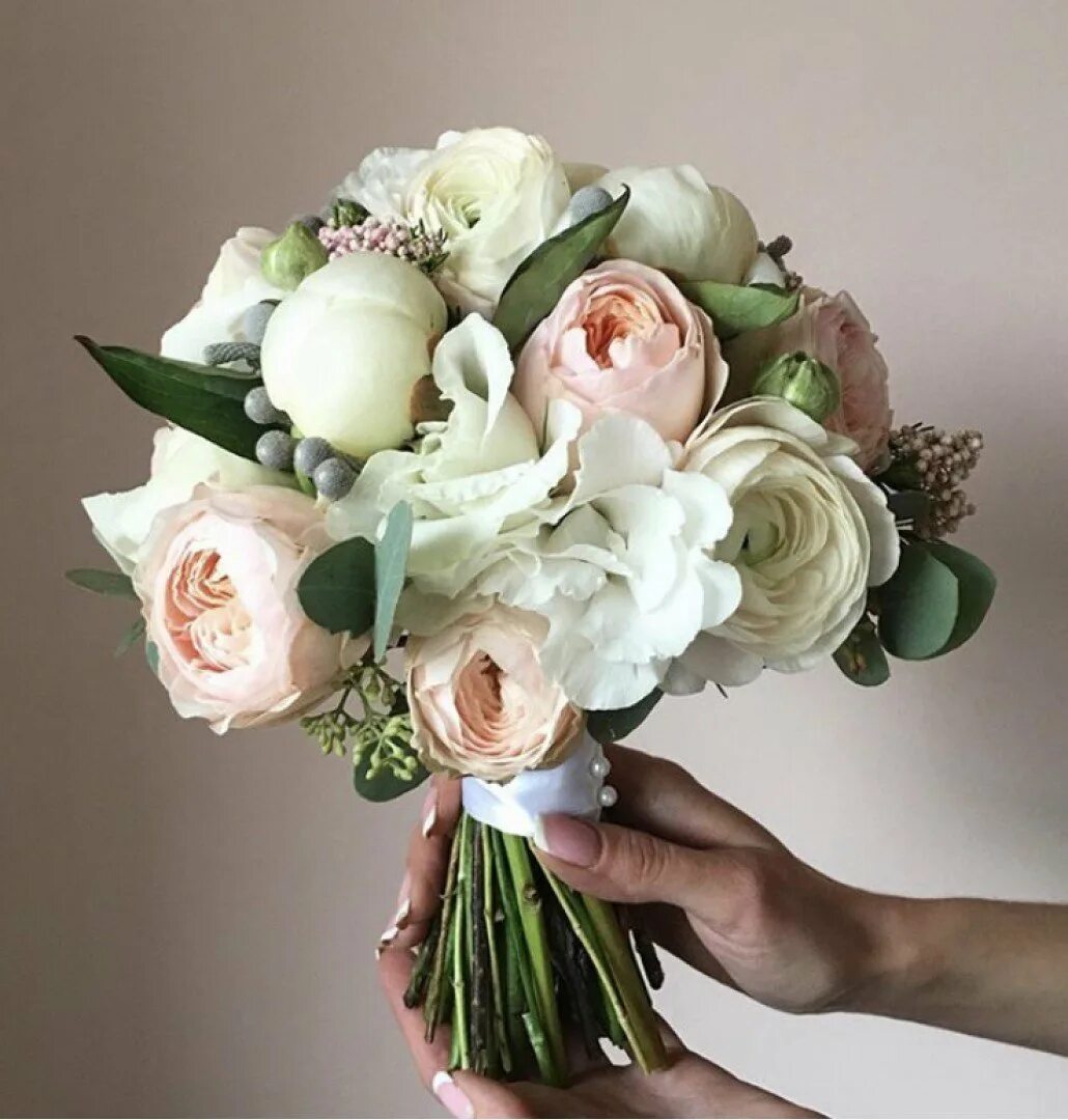 Пионовидные розы букет невесты. Эустома пионовидная. Свадебный букет с пионовидной розой. Букет кустовых пионовидных роз. Свадебные букеты с дэвид остин.