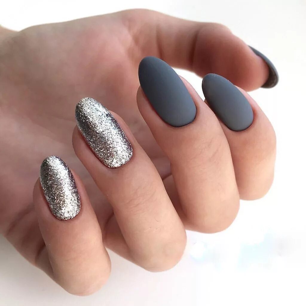 Серый маникюр. Маник серый и серебро. Серебристый маникюр. Серо серебристый маникюр. Новогодний маникюр серый с белым.