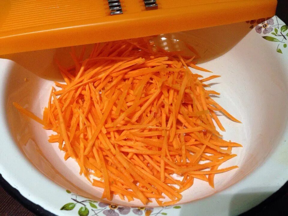 Морковка по корейски специи готовые. Нарезать корейскую морковку. Сыроедческая морковка по корейски. Нарезать корейскую морковку. Нарезать корейскую морковку.