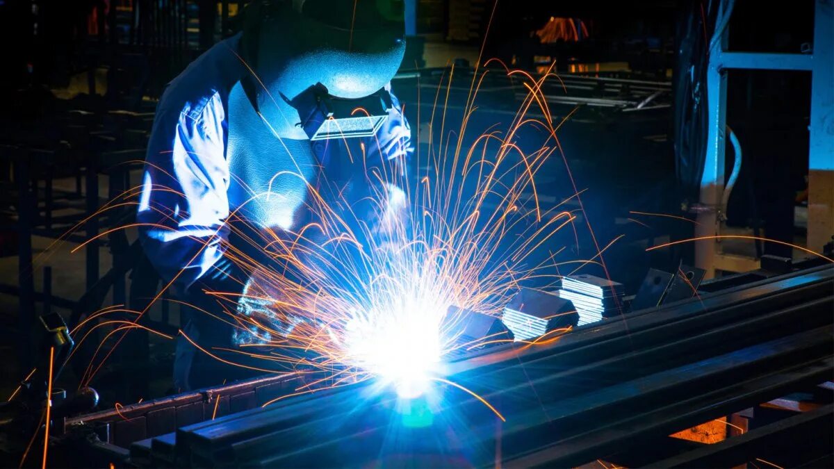 сварочный цех. сварка конструкционных сталей. сварка ручной дуговой сваркой. сварка конструкционных сталей. сварка конструкционных сталей.