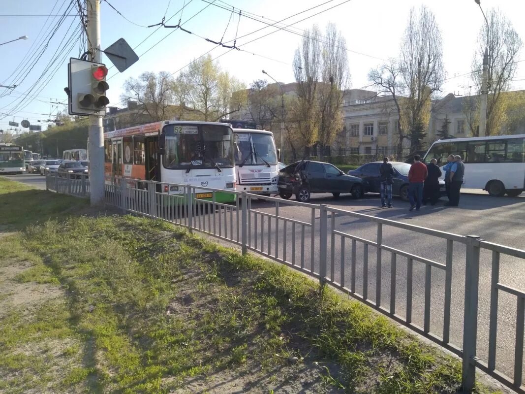 Левый берег что происходит. Авария на Ленинском проспекте Воронеж. ДТП Воронеж на Ленинском проспекте. Авария на Ленинском проспекте сегодня в Воронеже. Авария на левом берегу Воронеж.