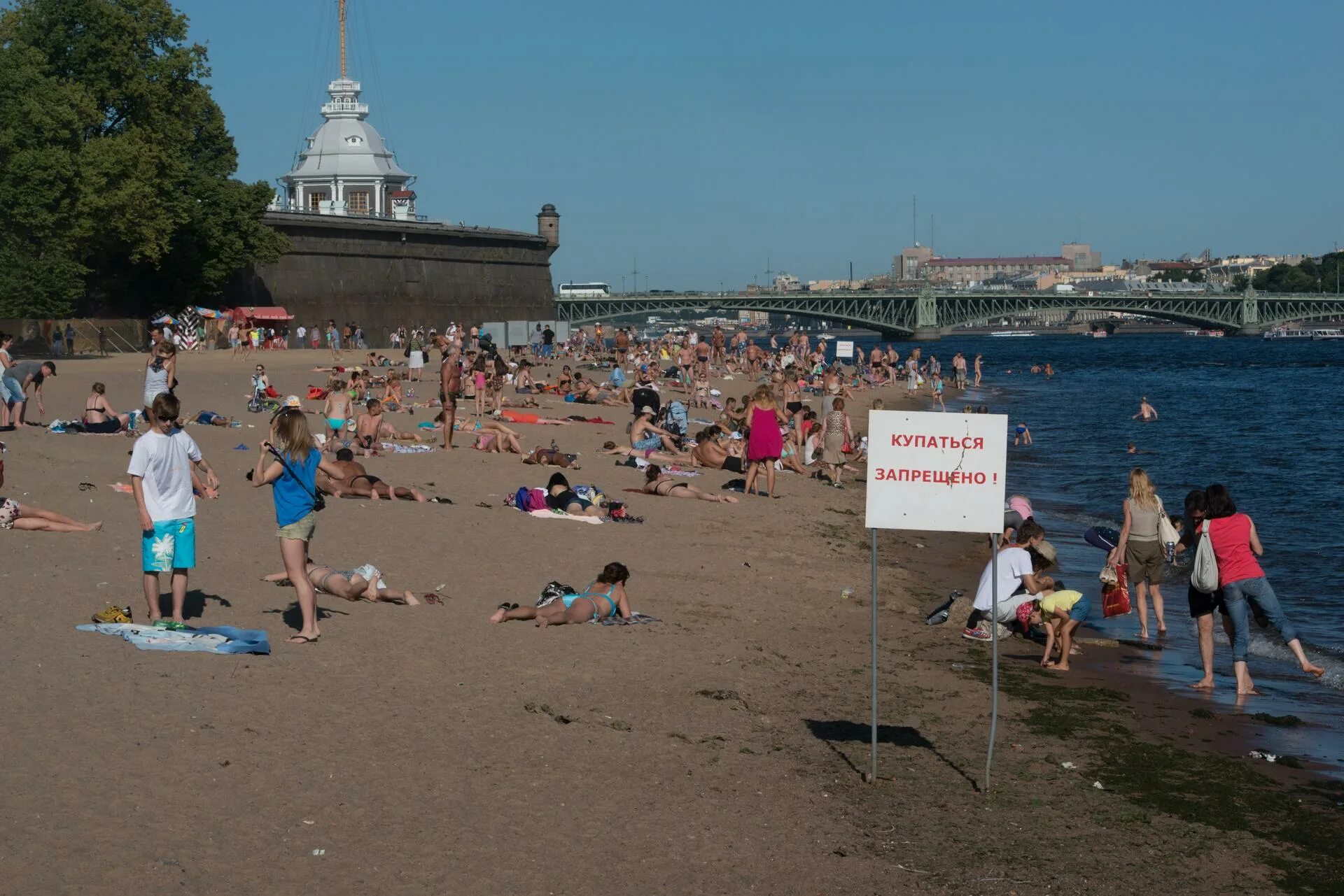 Питер Петропавловский пляж. Пляж в Питере у Петропавловской крепости. Финский залив в Санкт-Петербурге пляж. СПБ парк 300 летия лето 2021. Купания спб