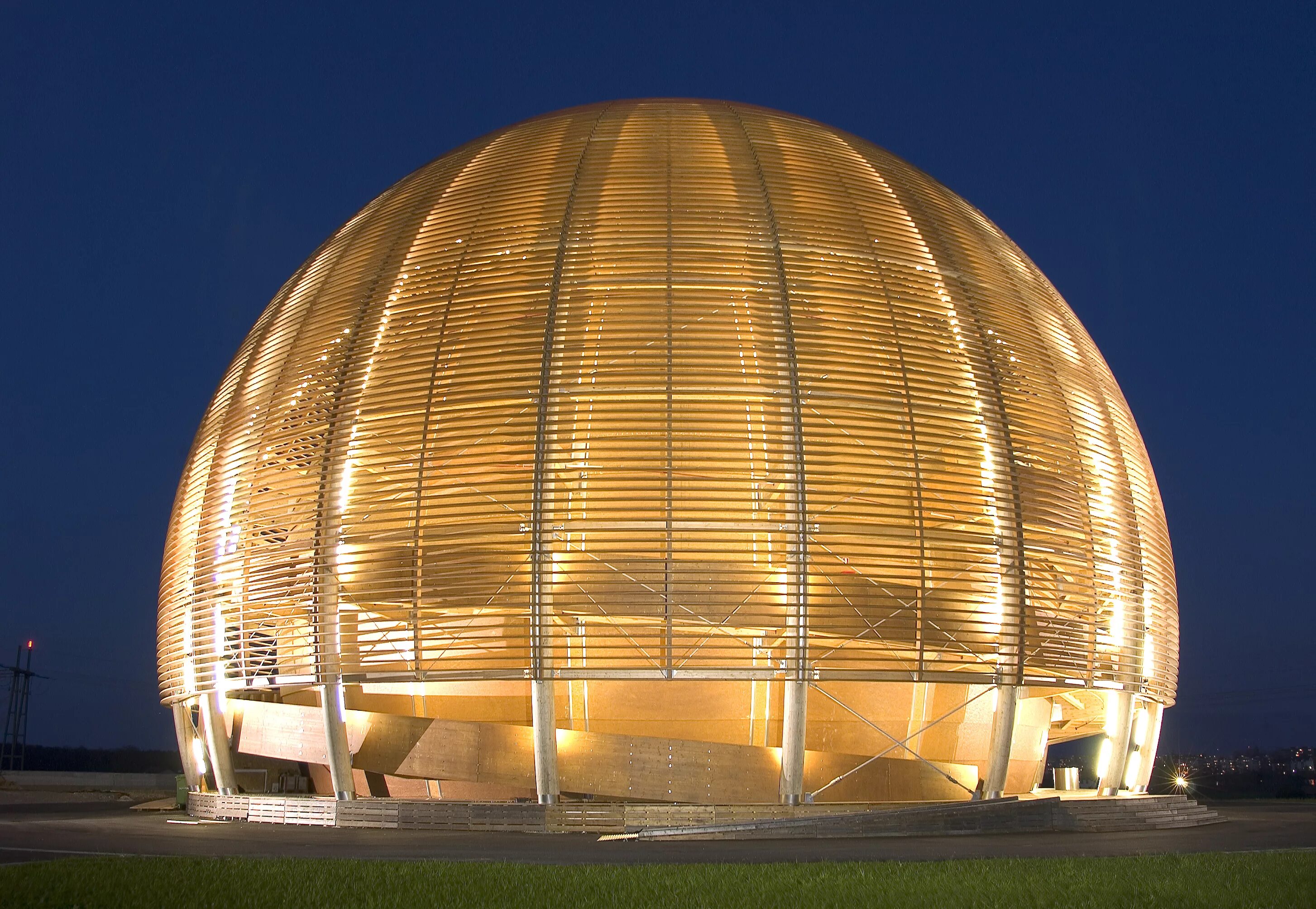 Церн швейцария. ЦЕРН Швейцария купол. Globe of Science and Innovation – деревянный музей науки в CERN. Европейский центр ядерных исследований ЦЕРН. Швейцария ЦЕРН здание.