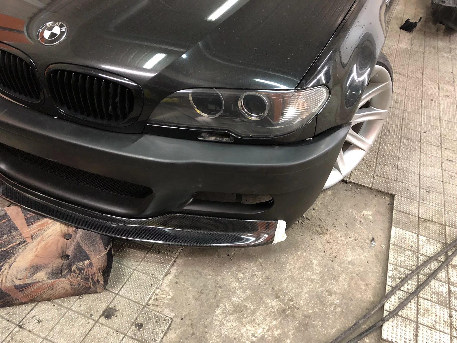 Бампер передний е46. BMW e46 бампера. М бампер е46 купе рест. BMW e46 губа. БМВ е46 без переднего бампера.