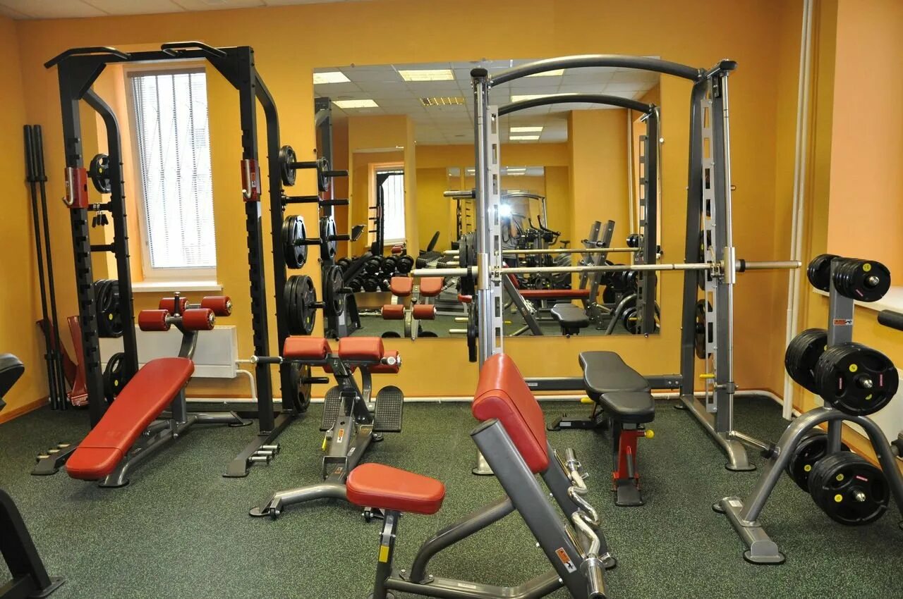 Спортзал атлет дедовск. Тренажерный зал атлет кривой рог. Тренажерный зал атлет. Тренажерный зал атлет. Спортивный зал атлет.