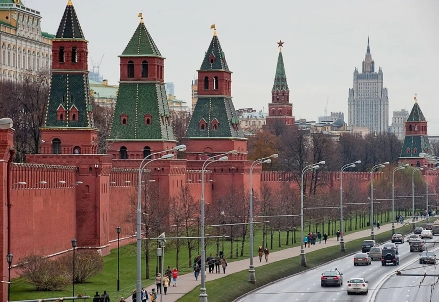 Памятники Московского Кремля. Достопримечательности Москвы Московский Кремль. Башни Кремля Москвы. Кремлевская стена сверху. Какая из башен кремля самая большая