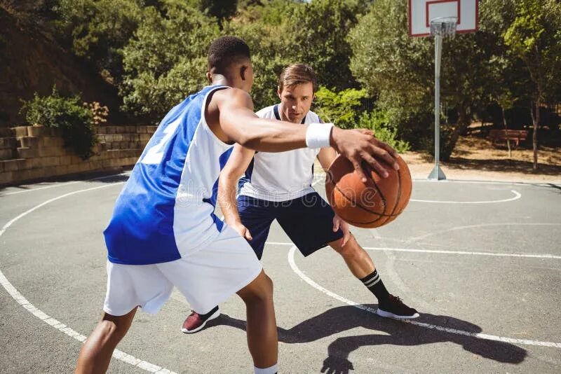 My friend plays basketball than me. Друзья играющие в баскетбол. Друзья подростки играющие в баскетбол. Люди играют в баскетбол. Баскетбол Фотобанк.