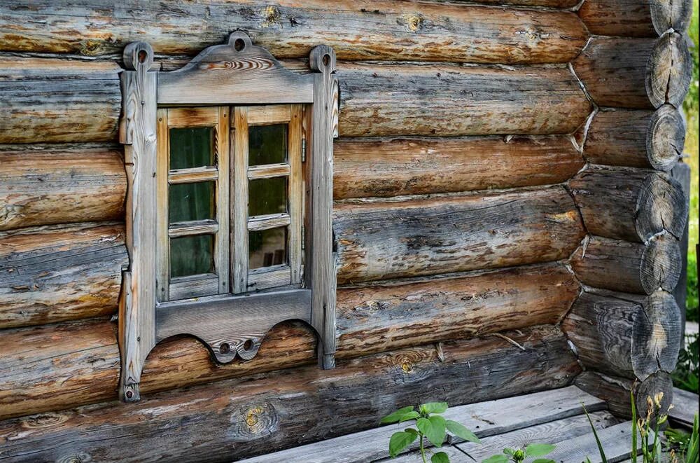 Окно в избе. Старинная изба. Старый деревянный сруб. Бревенчатая изба.