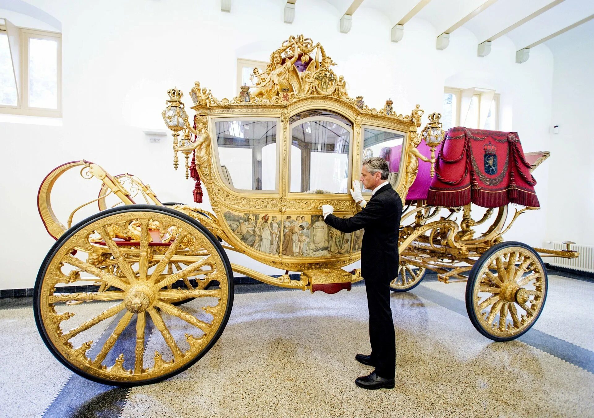 Карета императрицы екатерины 2. Карета императрицы елизаветы петровны оружейная палата. Оружейная палата московского кремля кареты. Карета екатерины 2 в оружейной палате. Золотая карета великобритании королевская.