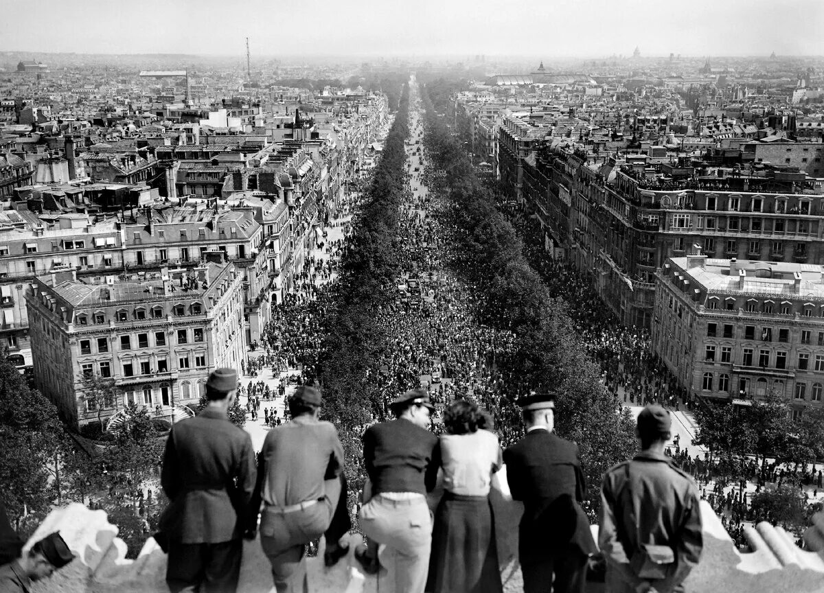 Германия после 1945. Франция в 1945г. Париж 8 мая 1945. Париж 1945 год. Освобождение Франции 1944 Париж.