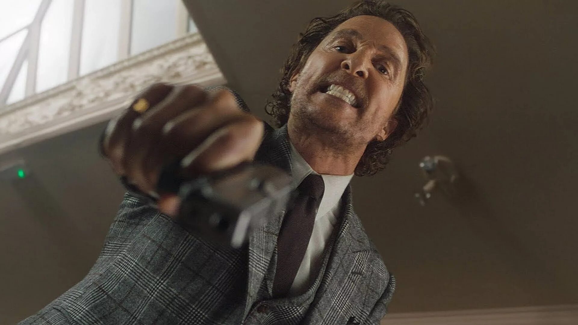 Макконахи линкольн. Колин фаррелл и мэттью макконахи. Мэттью макконахи джентльмены. Мэттью макконахи микки пирсон. Метью макконахи.