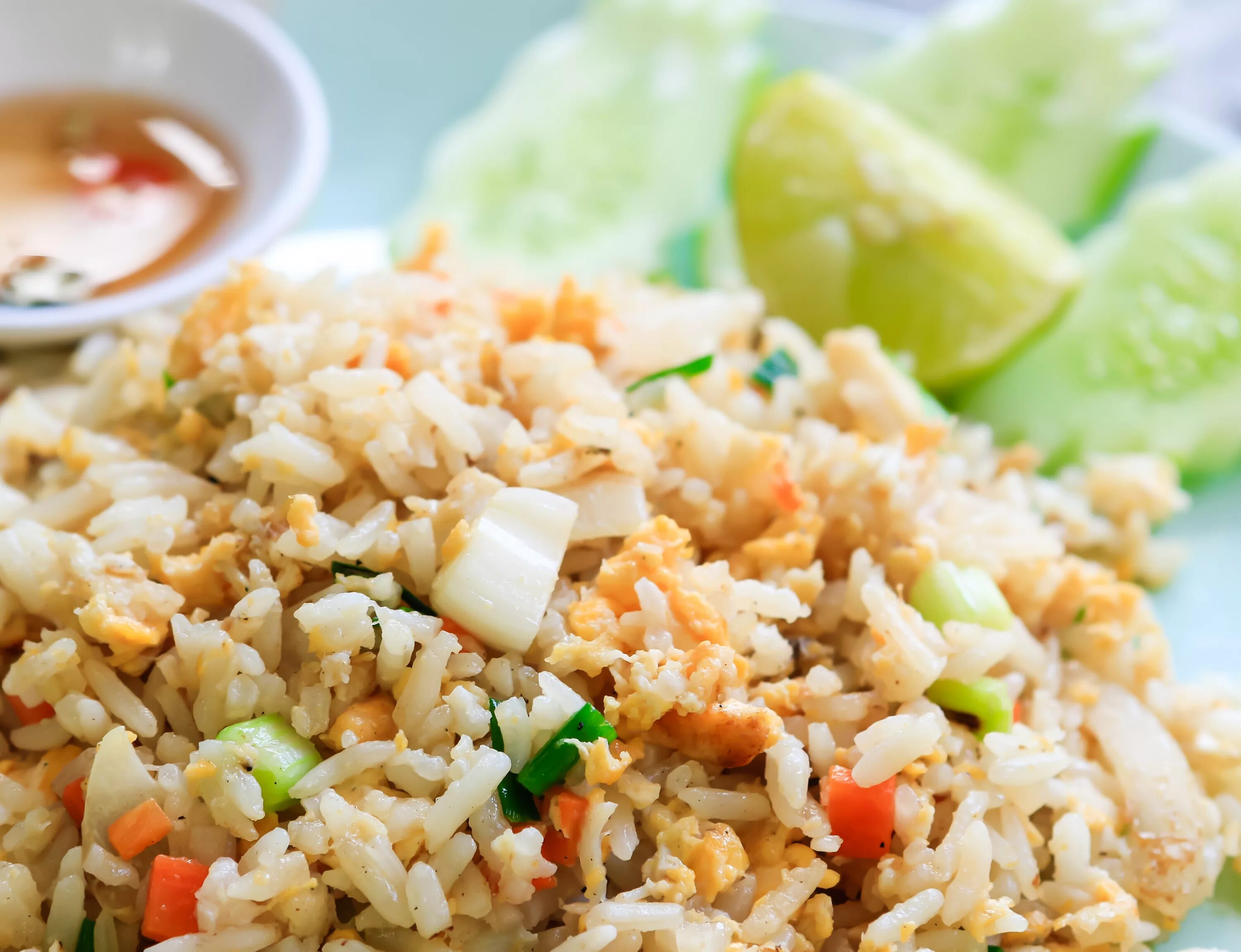 Как приготовить рис с овощами и курицей. Фрайд райс. chinese fried rice. chicken fried rice. азиатские блюда из риса.