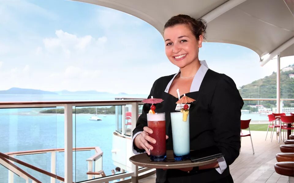 Стюардесса круизного лайнера. Фотосессия на круизном корабле. Персонал круизного лайнера. Девушка в круизе на корабле. Круизный лайнер.