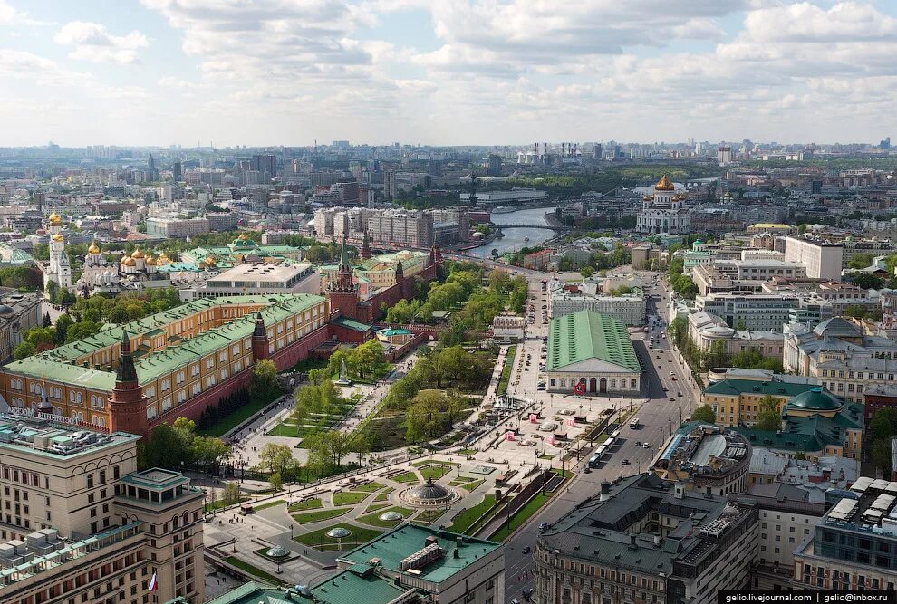 Находится на крупной площади