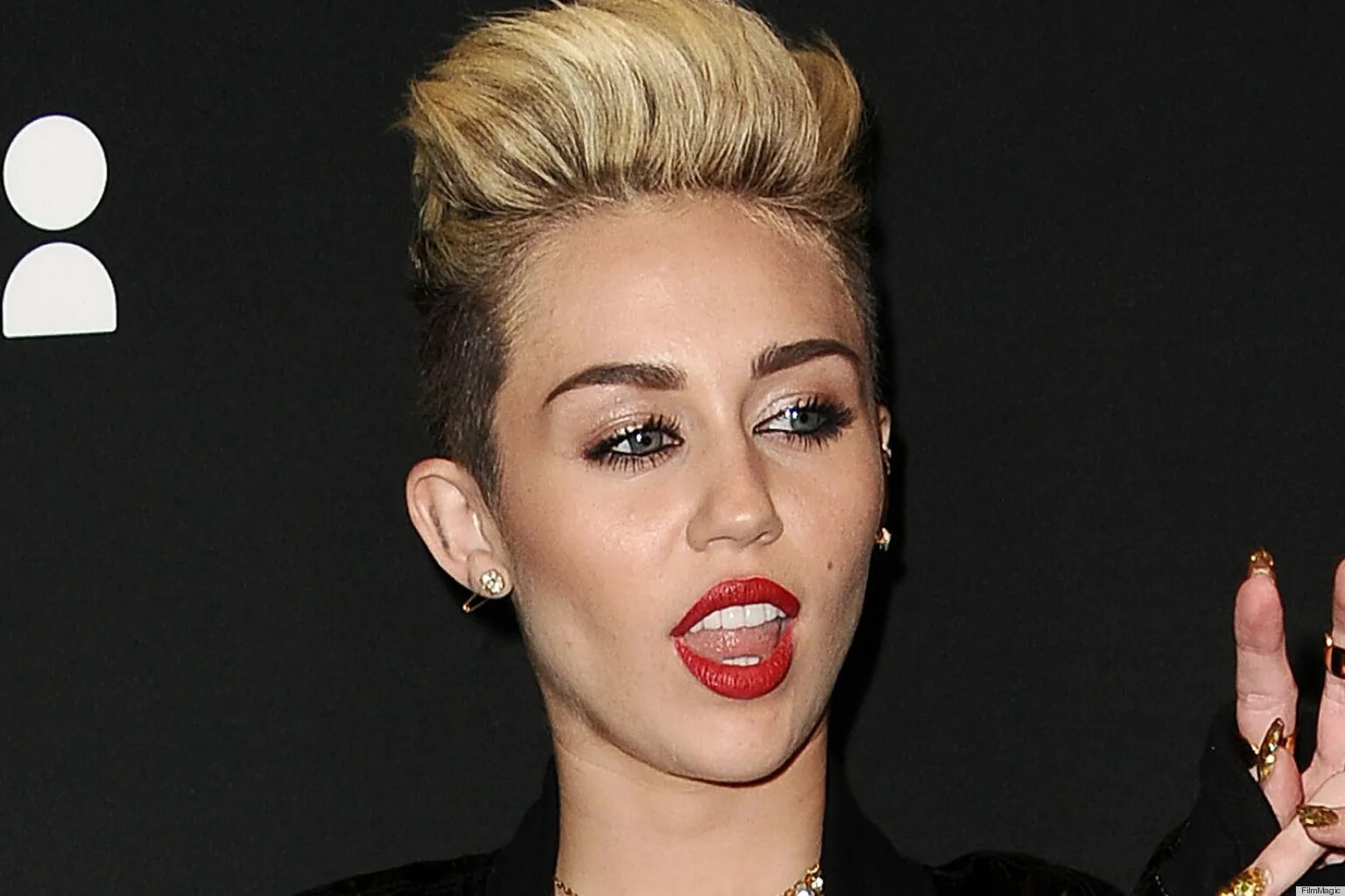 Island miley. Miley cyrus. певица майли сайрус. майли сайрус язык. грилзы майли сайрус.