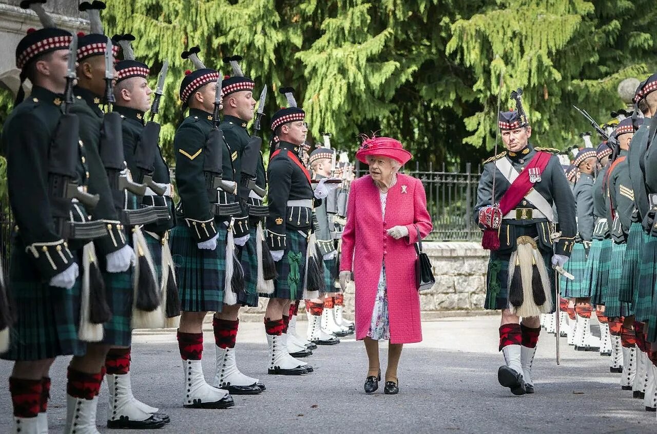 Queen over. Британские традиции. Свадебные традиции в Великобритании. Традиции британцев. 1 Сентября в Великобритании.