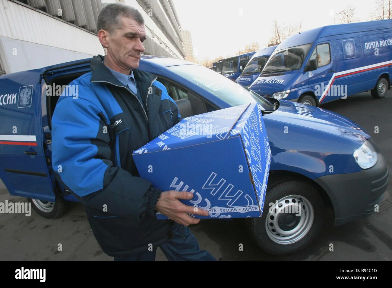 Доставка курьером почта россии. Почтальон почта России. Почтальон на автомобиле. Машина почтальона. Курьерская машина почта России.