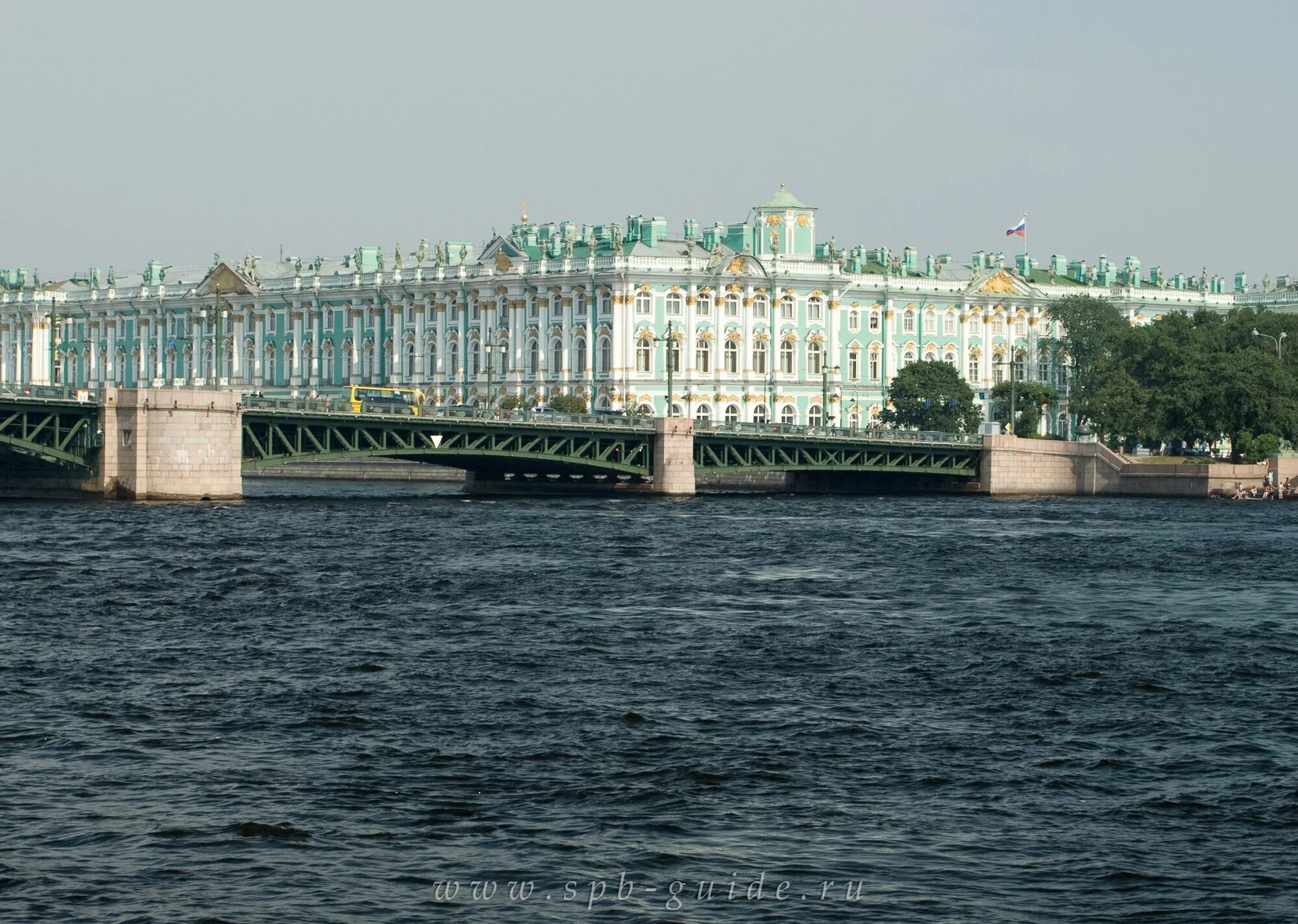 Какое событие связано с дворцовым мостом