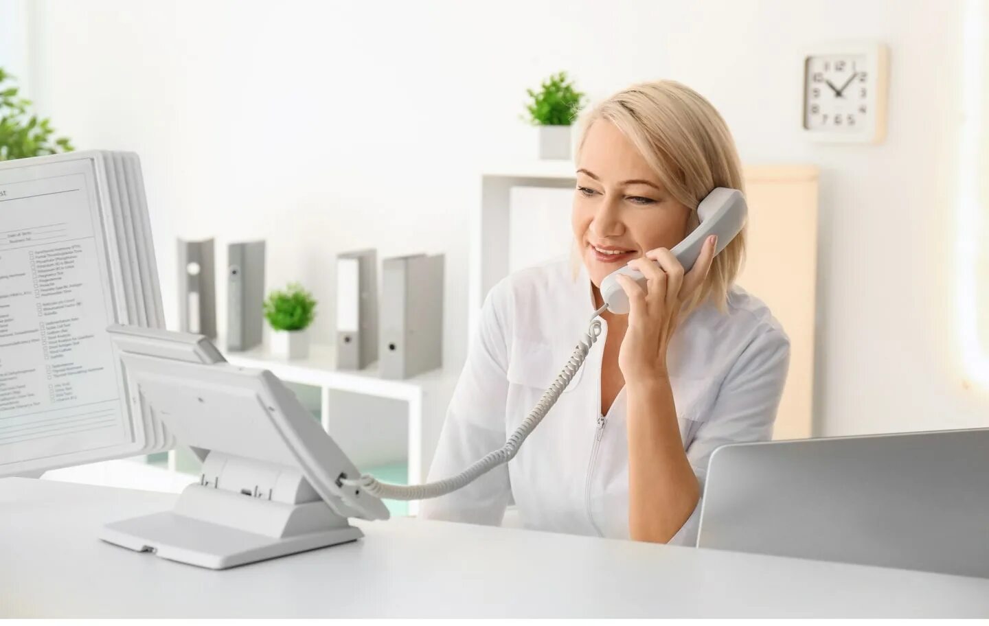 Врач и клиент. Девушка на ресепшене. Администратор в больнице. Медицинский регистратор. Администратор стоматологии.