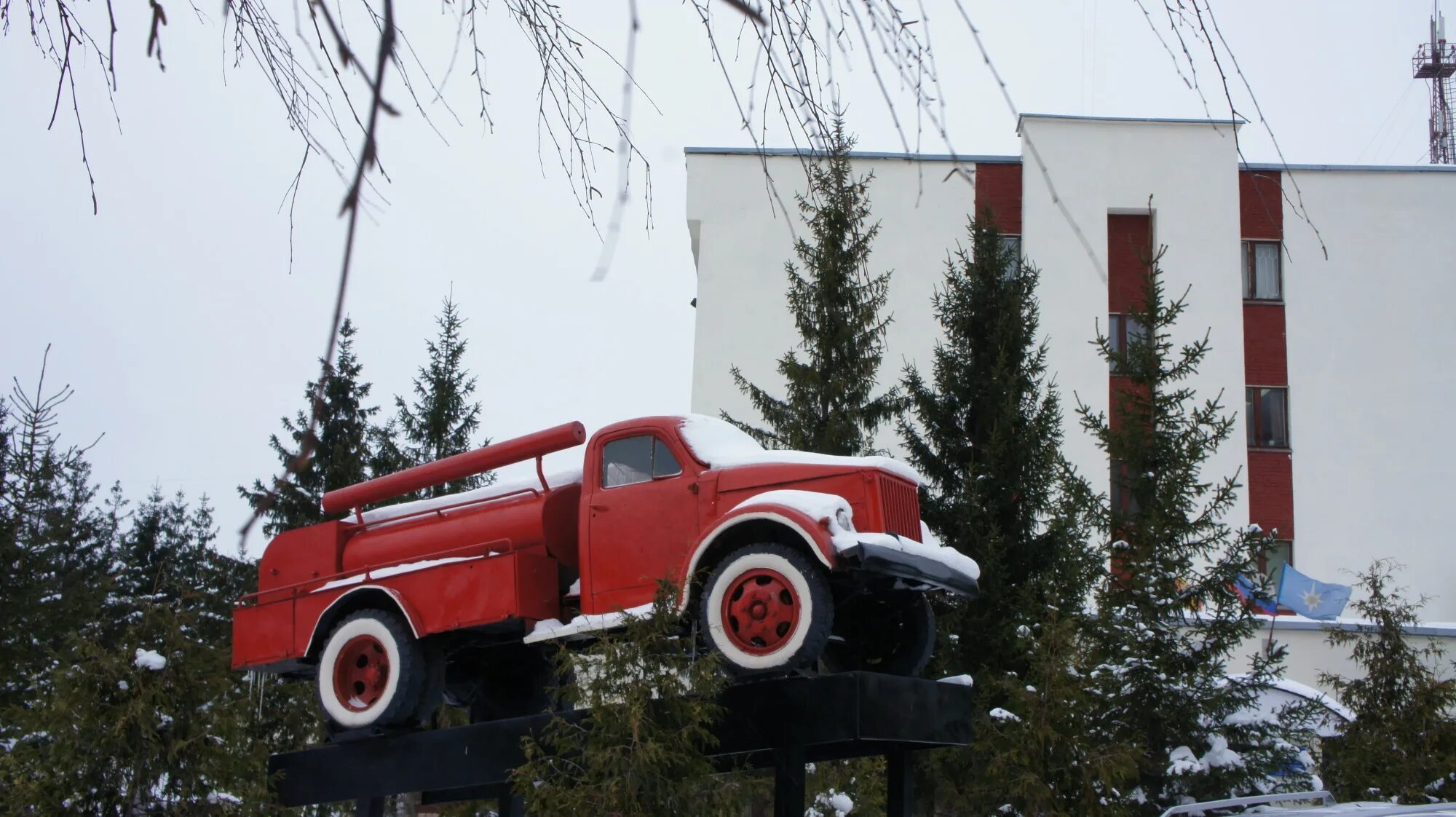 Памятник пожарному автомобилю. Памятник пожарной машине. Пожарные машины СССР. Памятник пожарной машине Чебоксары. Пожарная машина Чувашия.