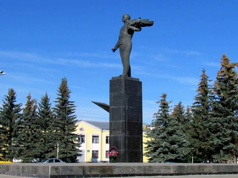 Г гагарин памятники. Памятник Гагарину в городе Гагарин. Город Гагарина Смоленская область. Памятники г. Гагарин Смоленской области. Памятники города Гагарина Смоленской области.