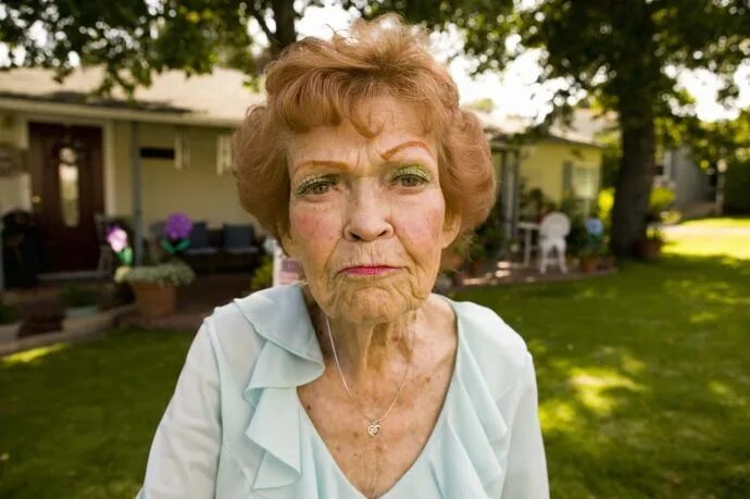 Старенькая бабушка. Стихи о старой женщине. Мать плачет. Старушечий почему е. Остаться у разбитого кор.