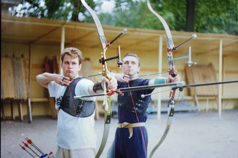 социальный лук. лучники англии. стрелок из лука. алексей арчер. человек с луком.