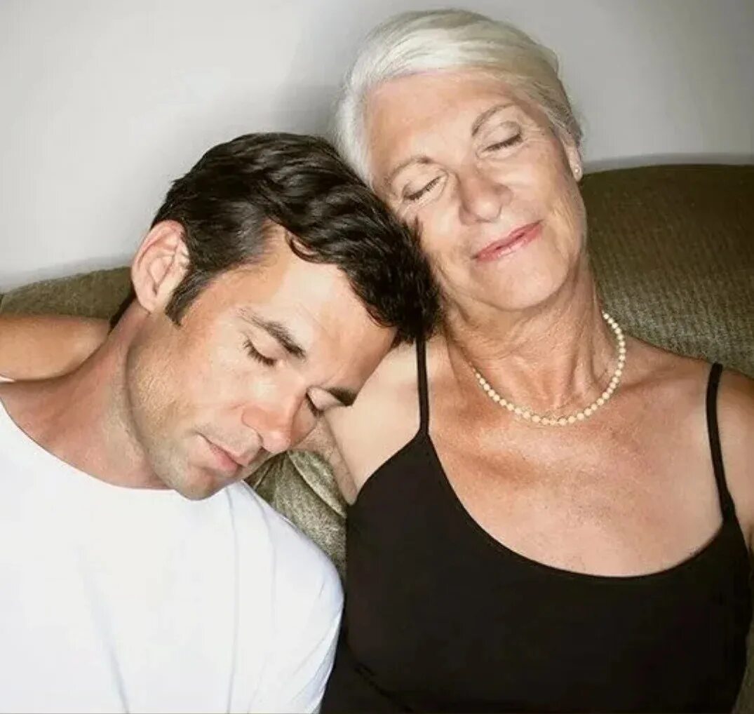 Видео старых женщин и молодых парней. Видео старых женщин и молодых парней. Старая с молодым человеком. Старик и молодая девушка. Кайл джонс и марджори макку.