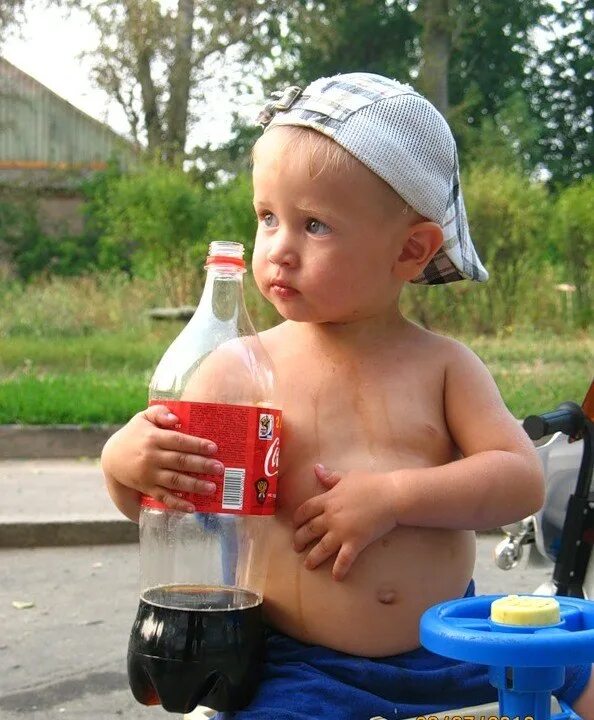 Дети пьют колу. Дети пьют газировку. Пьет газировку. Дети Котове пьют газировку. Мальчик пьет газировку.