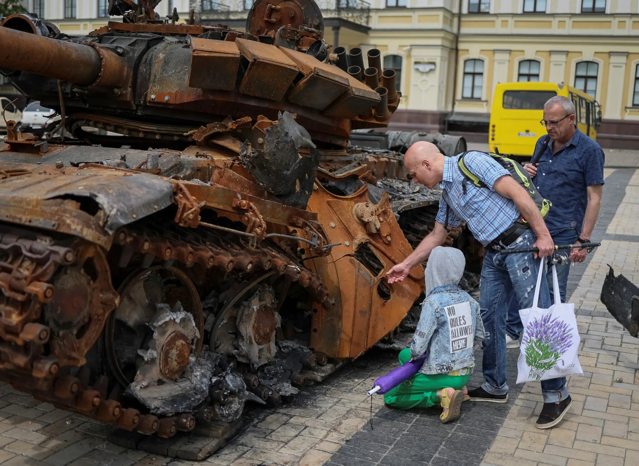 Разбили рф. Выставка уничтоженной Российской техники в Киеве. Выставка подбитой Российской техники в Киеве. Выставка подбитой техники на Украине. Русский танк на Украине 2022.