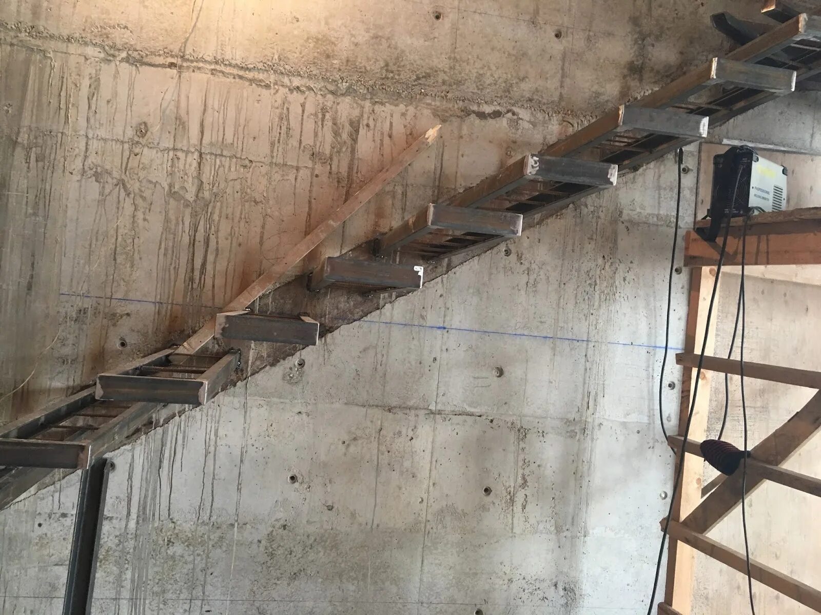 Лестница металл 40на40 труба. Монолитный косоур. Лестница консольная металлическая. Консольная лестница из металла.