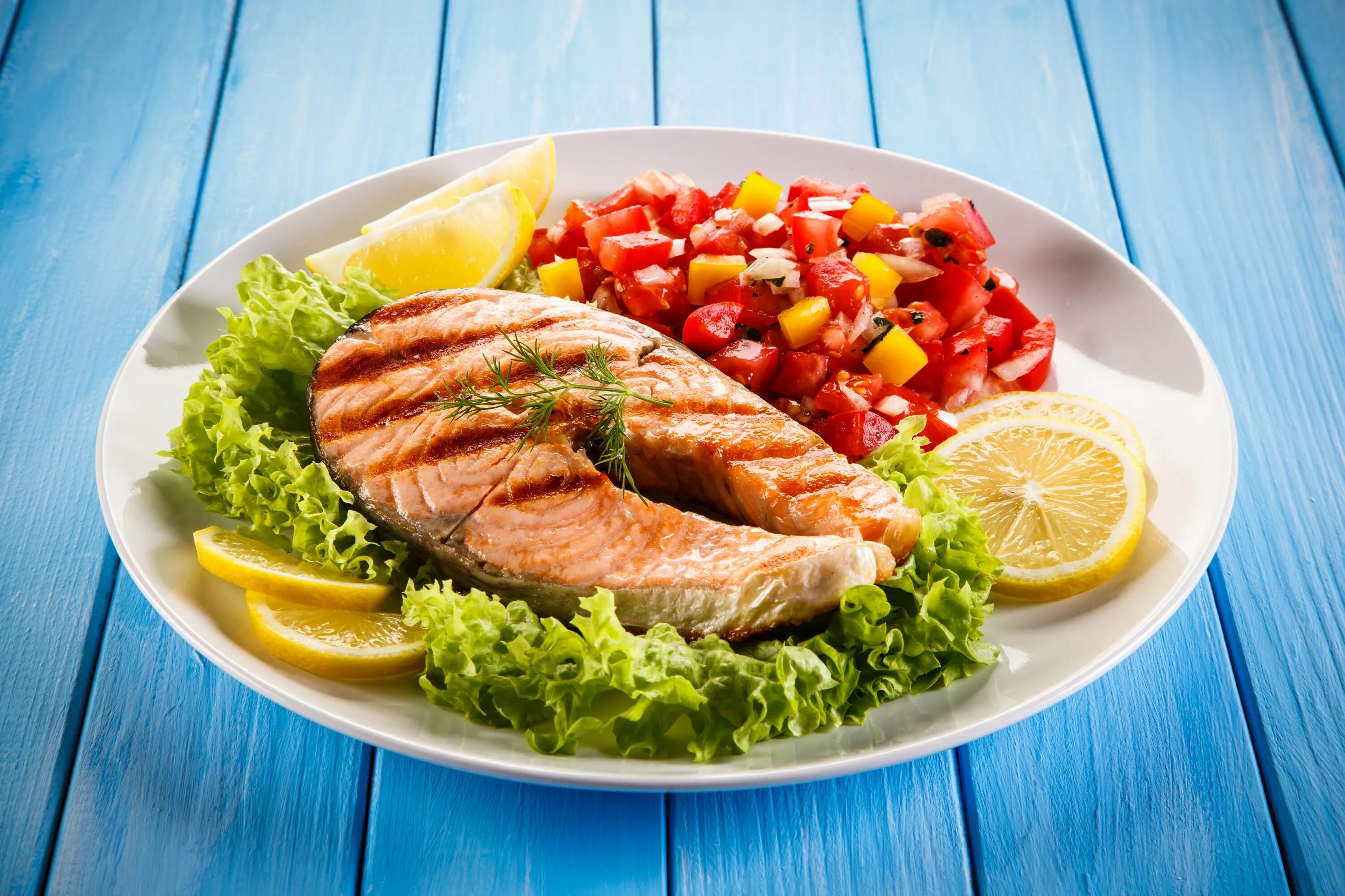 Красивые блюда из рыбы. Тарелка с едой. Рыба с овощами. Жареная рыба на тарелке.