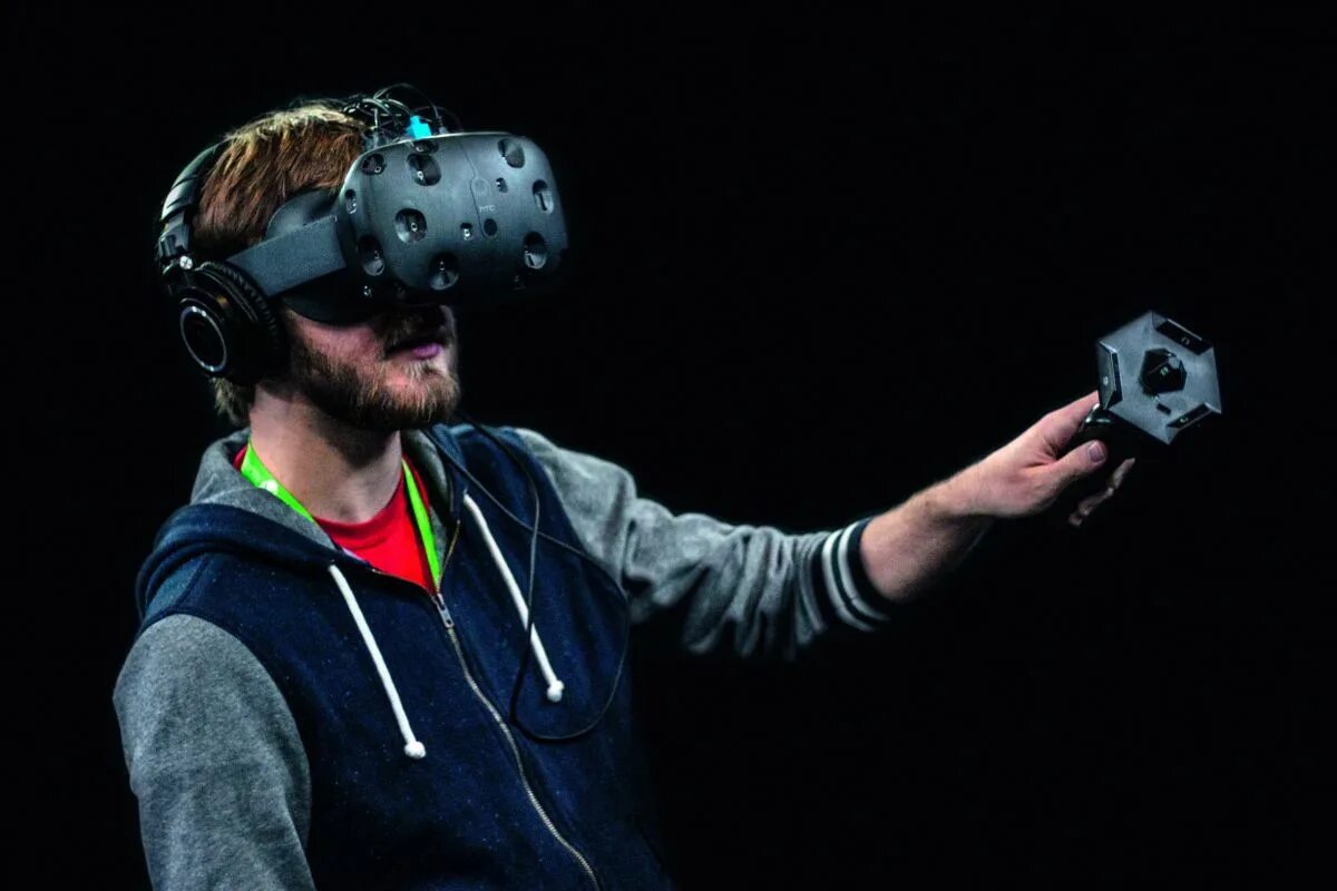 Виртуальный шлем лучший. Vr htc vive pre. htc vr. парень в виртуальной реальности. самый лучший шлем виртуальной реальности.