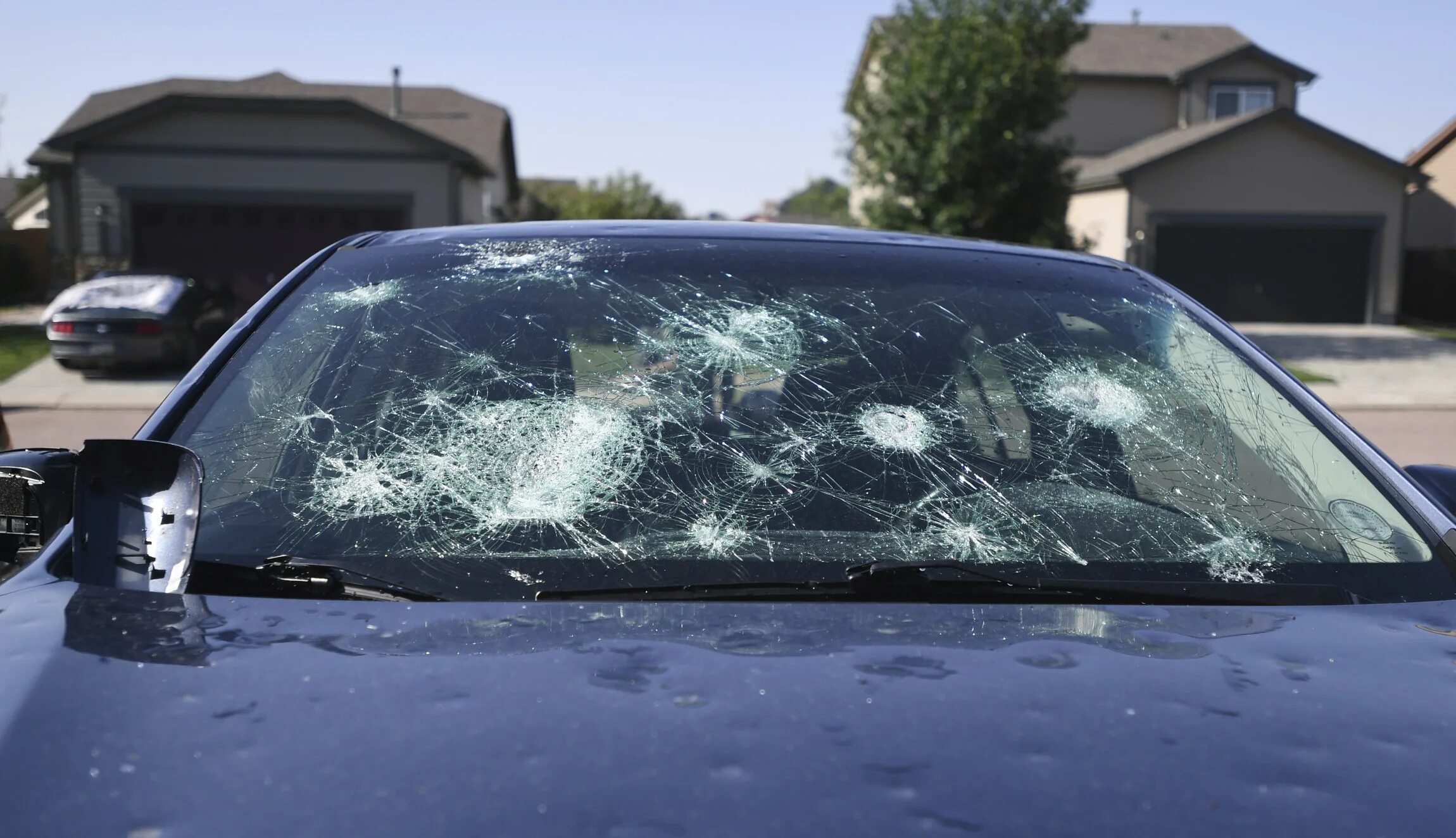 Прилетел камень в лобовое стекло. Град побил машину. Hail Damage. Windshield Polish.