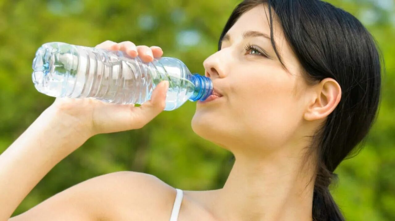 Пить здоровье надо. Питье воды. Правильная вода. Человек пьет воду. Пить много воды.
