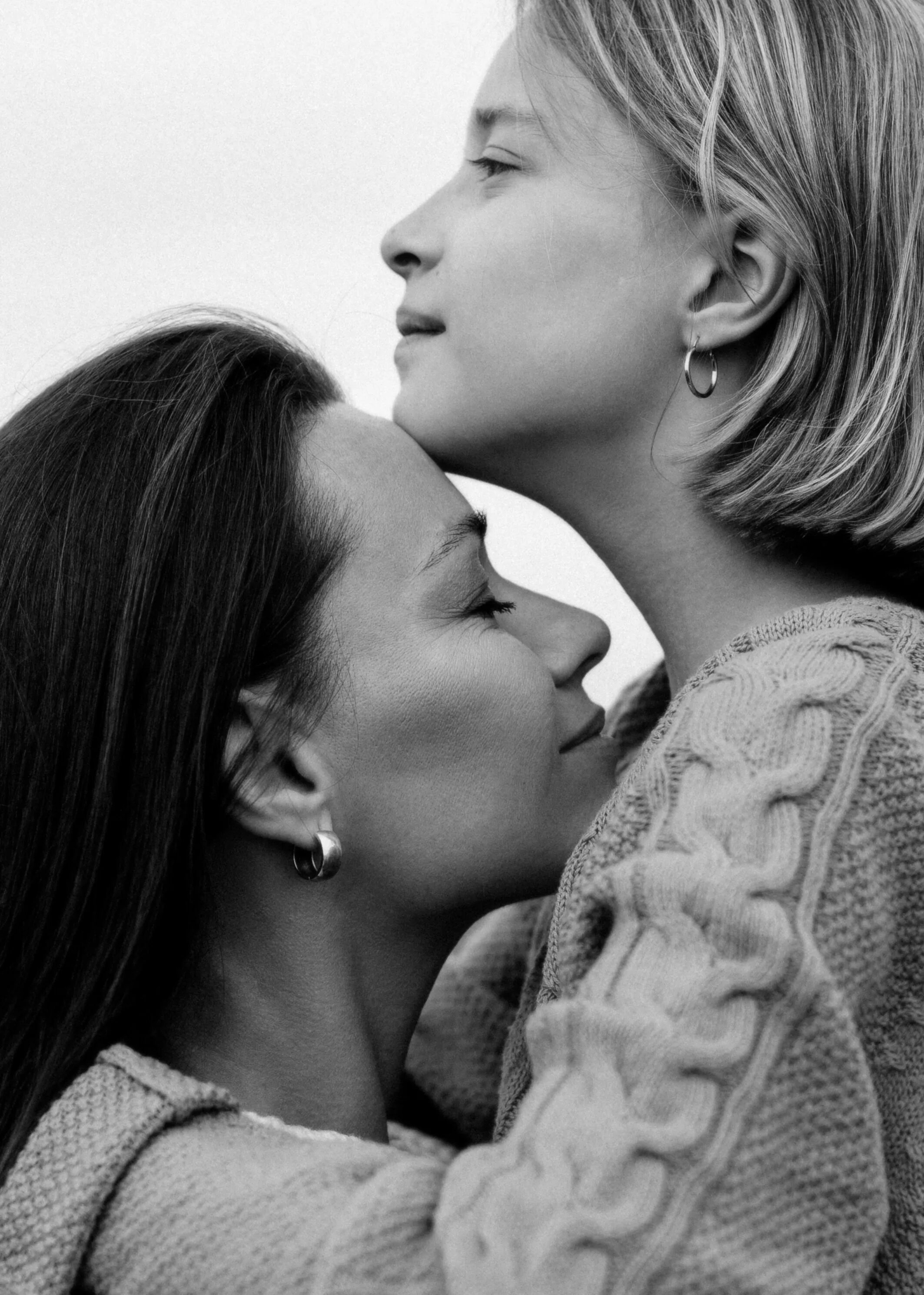 Поцелуй маму видео. Мама и дочка. Поцелуй матери. Поцелуй мамы и дочери. Мама с дочкой поцелуй.