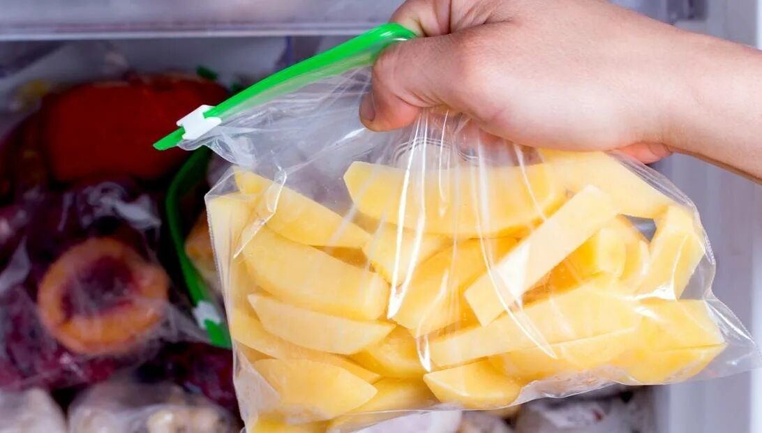 Картошка фри соломка. Замораживание картофеля. Хранение замороженной картошки. Картофель для жарки замороженный. Заморозить порезанный картофель.