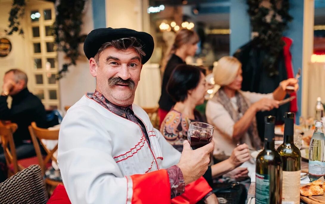 Грузински никос. Грузия гостеприимство застолье. Гамарджоба Грузия. Грузинское застолье. Грузины застолье.