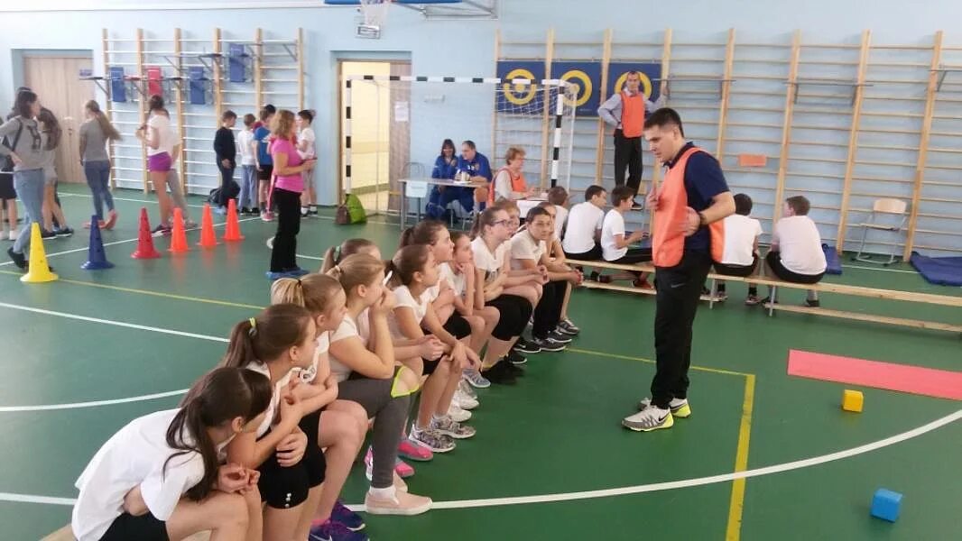 Какие соревнования в школах есть. Спортивные соревнования в школе. самый спортивный класс. спортивный класс в школе. спорт соревнования в школе.