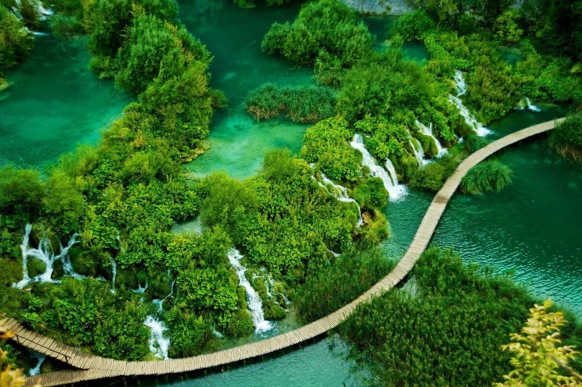 Места на планете. Остров Пливице (Plitvice Island). Плитвицкие озера Туристская инфраструктура. Плитвицкие озера поперечный разрез. Удивительная природа.