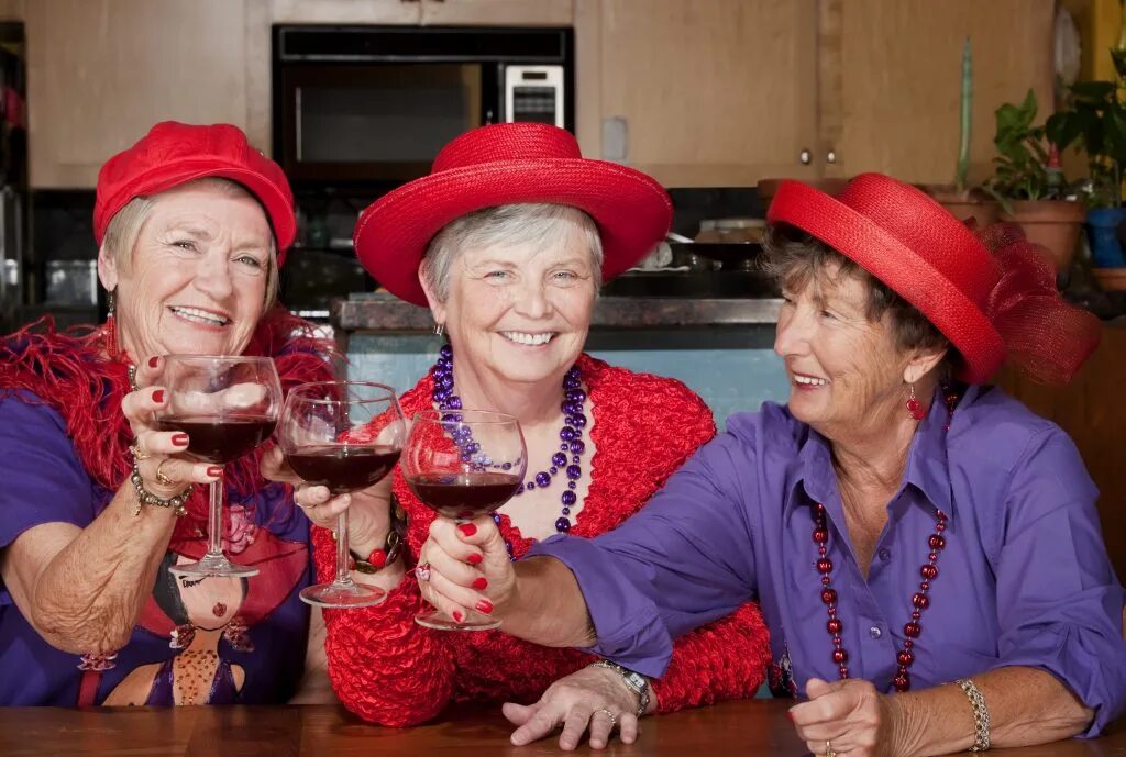 Бабка с вином. Три бабушки. Три старушки. Бабульки с вином. Старая подруга мамы