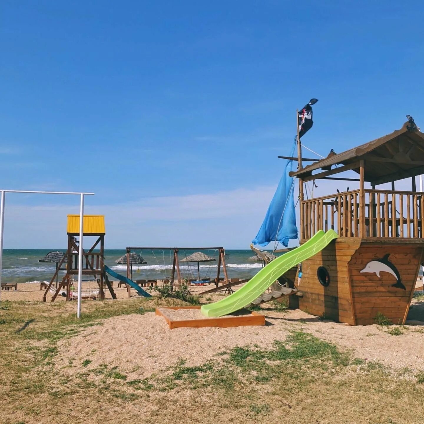 Кемпинг южный на азовском море. Кемпинг южный пересыпь. Пляжный поселок кемпинг. Кемпинг южный в поселке пересыпь. Кемпинг южный пересыпь.