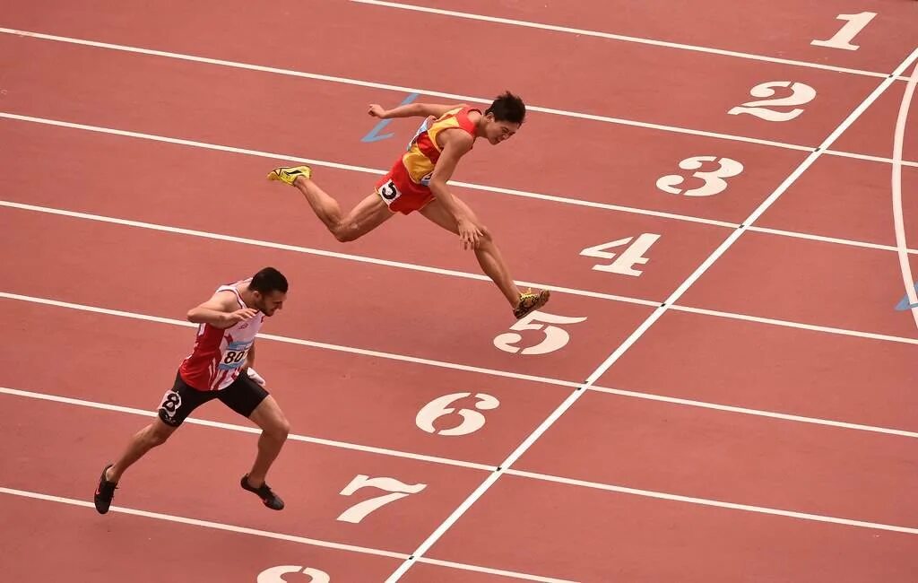 Бег прыжками. Легкая атлетика 400 метров. Олимпиада Пекин 2008 Борзаковский бег. Эдуард Николаевич легкая атлетика бег 400 метров. Многоборье бег.